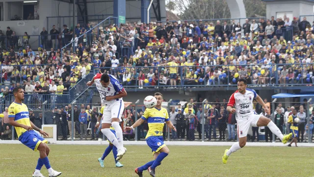 Com golaço e pancadaria, Paraná vence o Iguaçu e encosta no G4