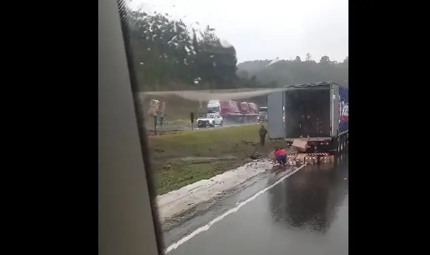 Três funcionários da Prefeitura de Campina Grande do Sul são presos suspeitos de saquear carga de caminhão