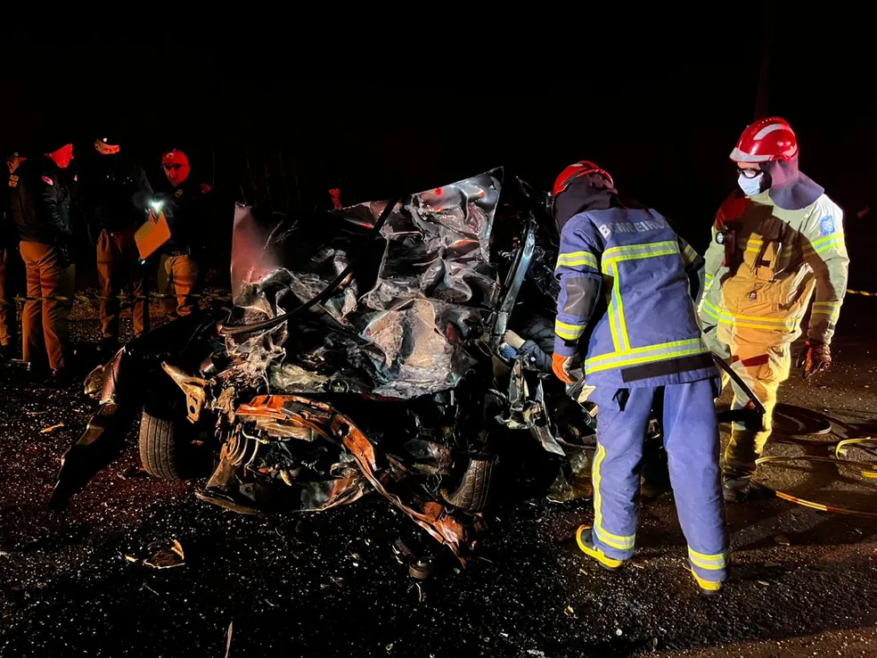 Adolescente de 14 anos morre após bater carro que dirigia no Paraná; seis ficaram feridas