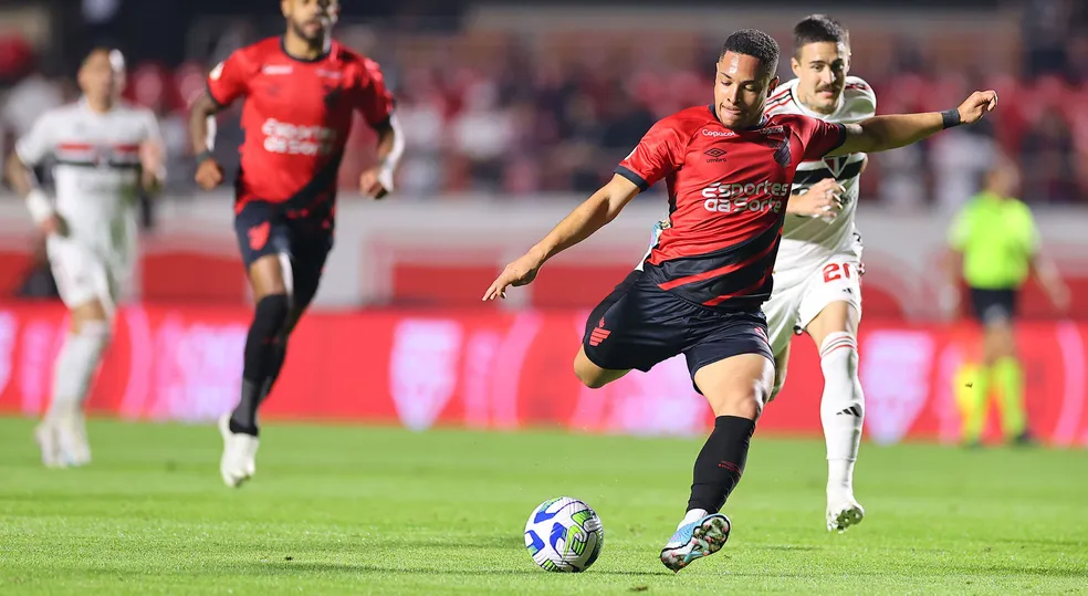 Athletico apresenta falhas na defesa e perde para o São Paulo no Morumbi