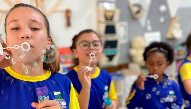 Em Fazenda Rio Grande, as crianças escolhem o uniforme escolar