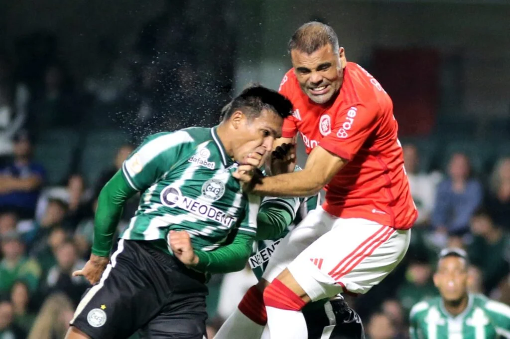 Flamengo é goleado e Coritiba perde mais uma em casa