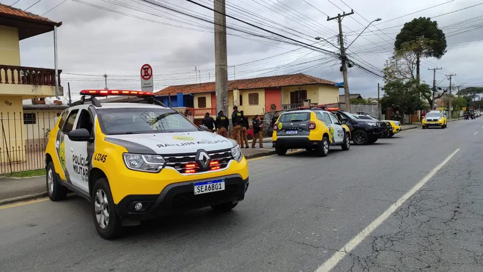 Bandidos rendem entregador dos Correios e um morre em confronto com a polícia