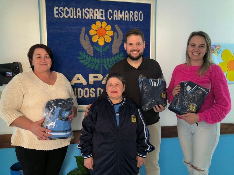 Secretaria de Educação de Agudos do Sul finaliza entrega de uniformes