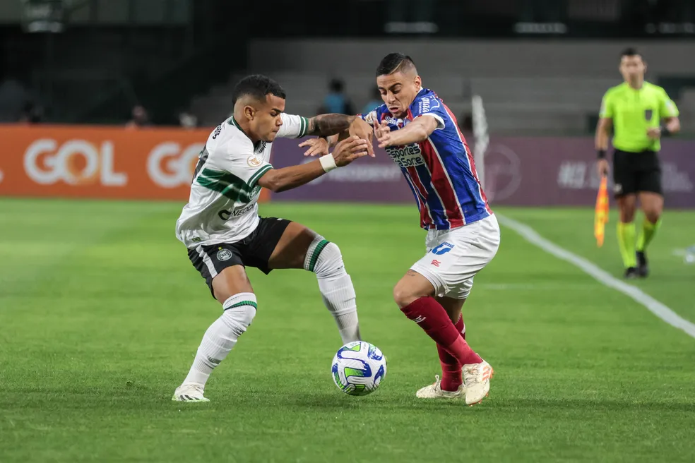 Coritiba perde em casa para o Bahia e continua afundado na Série A; Corinthians perde para o Fortaleza