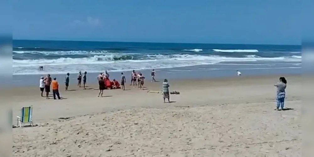 Turistas se afogam em mar e morrem no litoral do Paraná nesta terça-feira