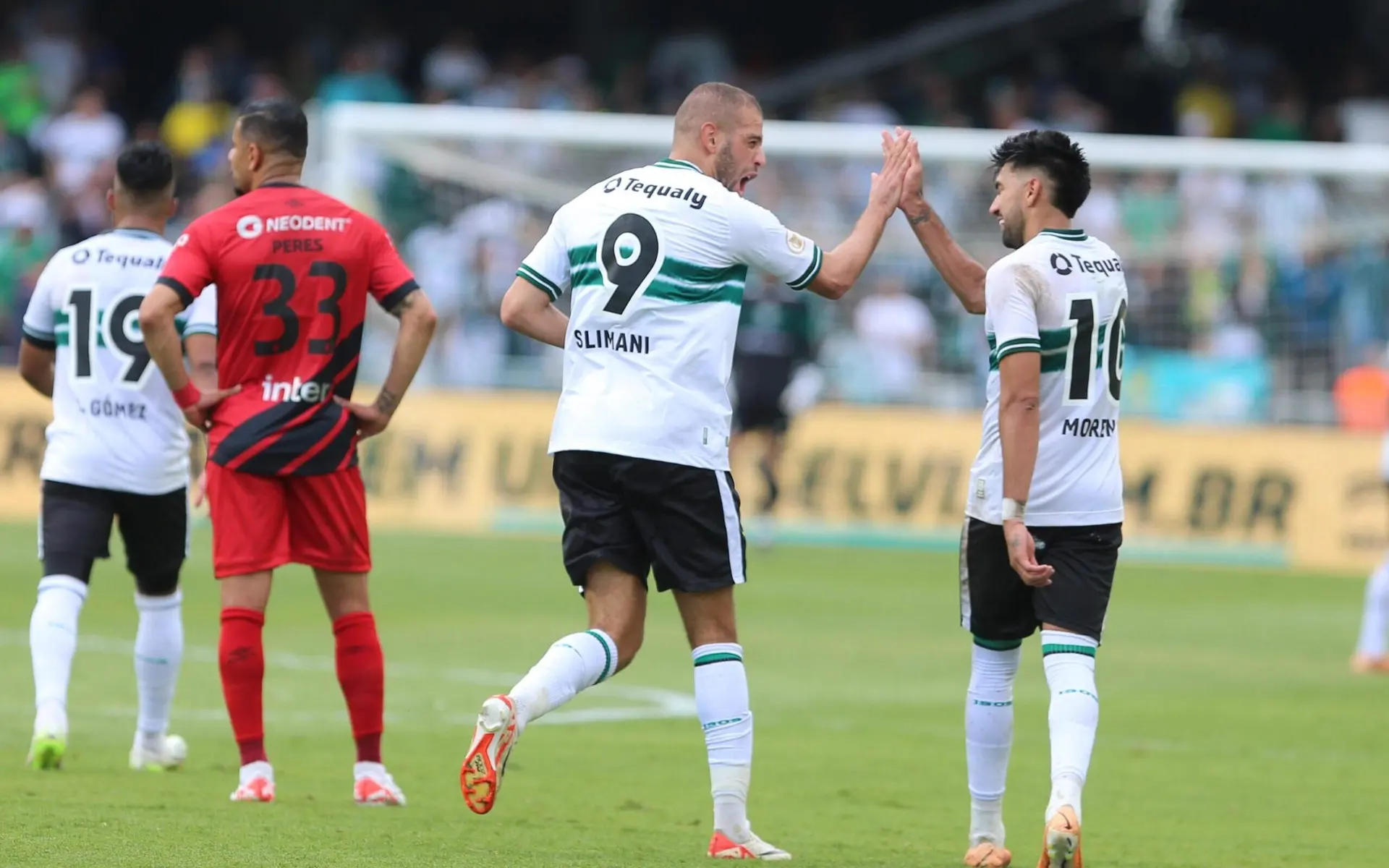 Coritiba vence clássico contra Athletico, mas segue na lanterna do Brasileirão