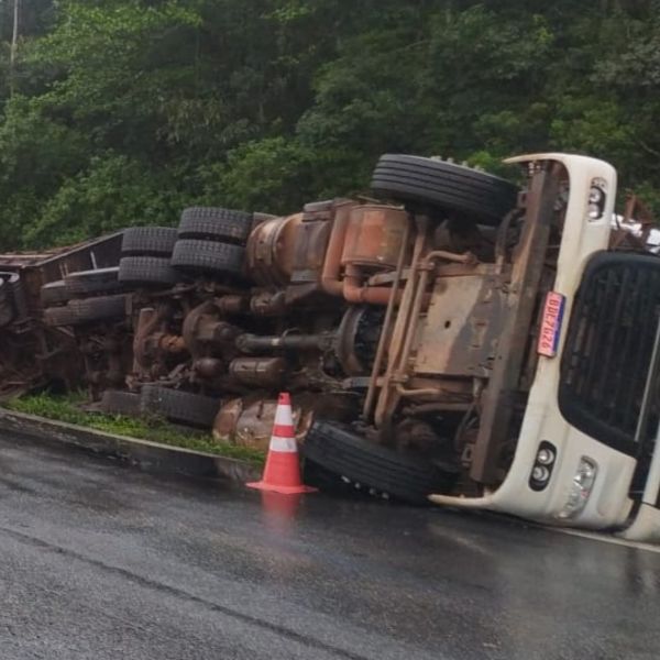 BR-277 intwerditada após acidente envolvendo 5 caminhões