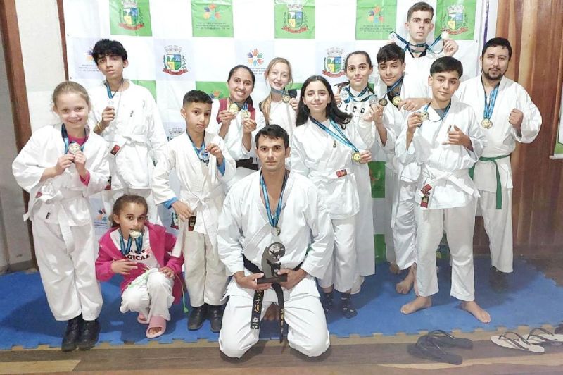 <strong>Karatê pienense conquista 23 medalhas no último fim de semana</strong>