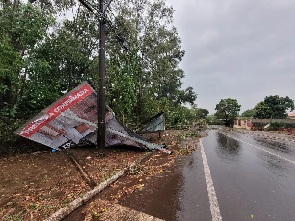 Temporal no Paraná arranca telhados, derruba muros e outdoors