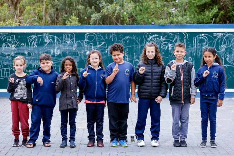 <strong>Projeto na Escola Elírio leva Língua Brasileira de Sinais a todos os alunos</strong>