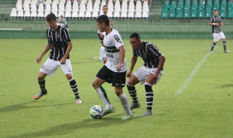 Athletico vence o América-MG de virada e permanece no G-6 do Brasileirão