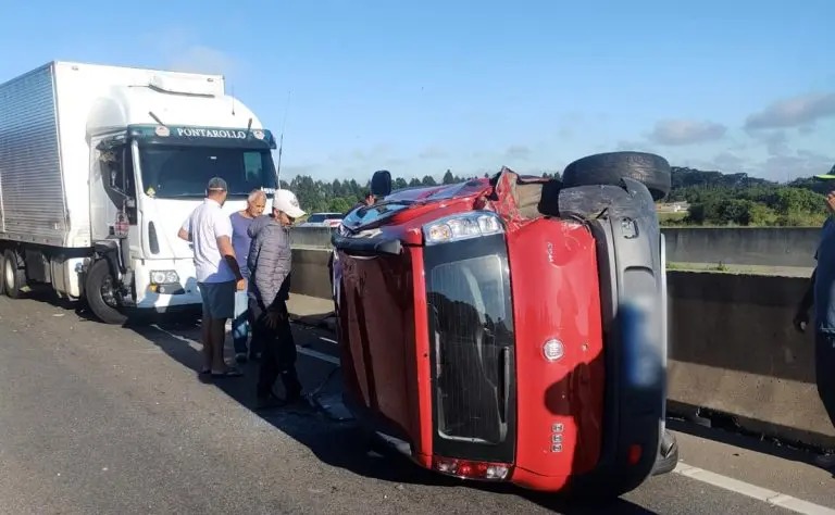 Caminhão provoca capotamento em acidente no Contorno Leste