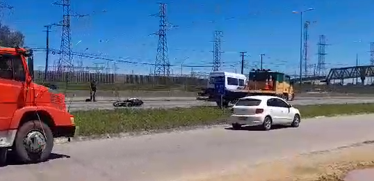 Van troca de faixa e causa morte de motociclista na BR-116