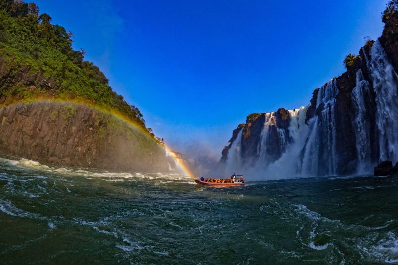 Com destaque para turismo, Paraná tem 2ª maior evolução no setor de serviços em 2023