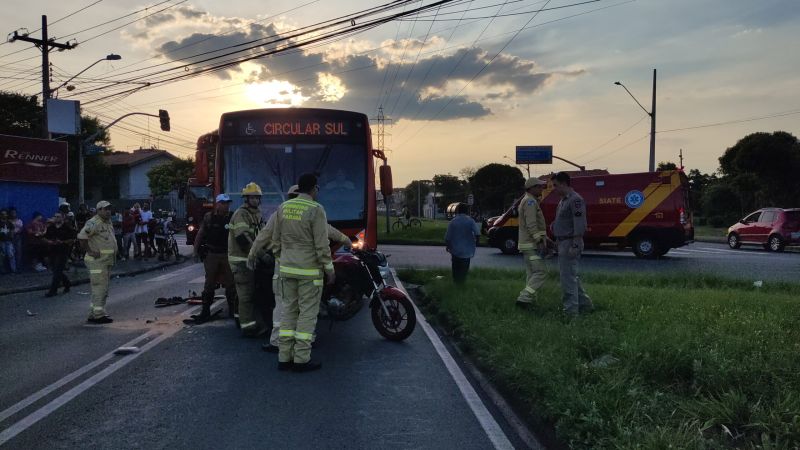 Motociclista tem ferimentos graves ao colidir com um biarticulado no Alto Boqueirão