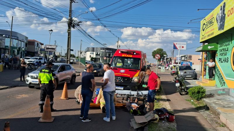 Colisão entre carro e moto deixa um casal ferido na Fazenda Rio Grande