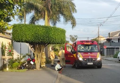 Motociclista perde o controle e bate em uma árvore no Sítio Cercado