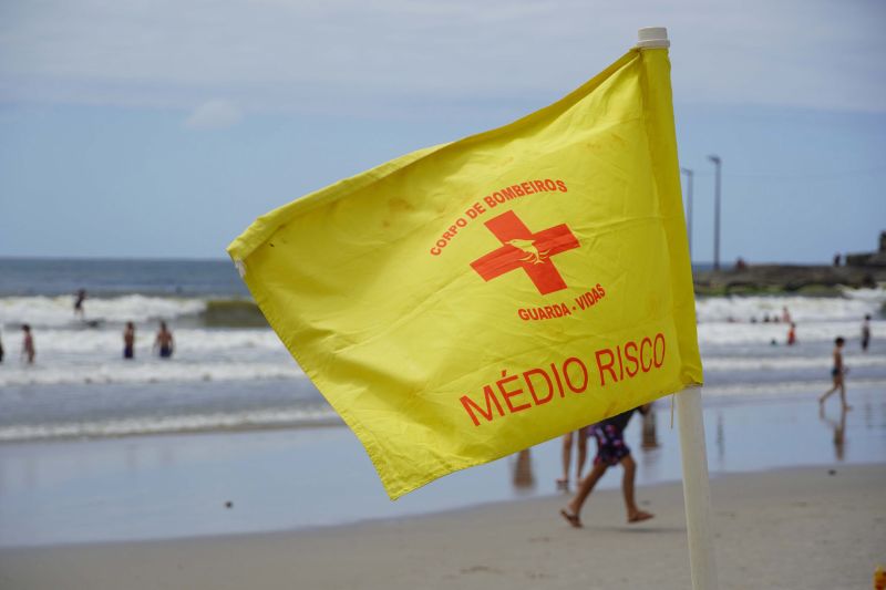 Verde, amarela, vermelha e preta: bandeiras na orla ajudam a orientar banhistas