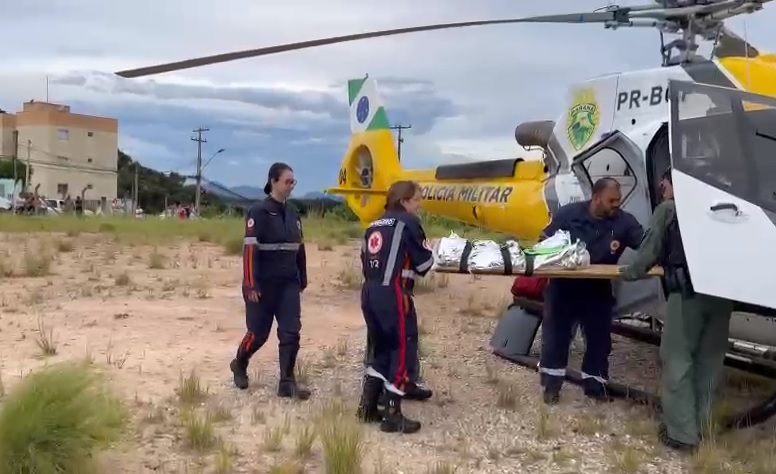 Menino de 3 anos é socorrido de helicóptero após cair de brinquedo em Colombo.