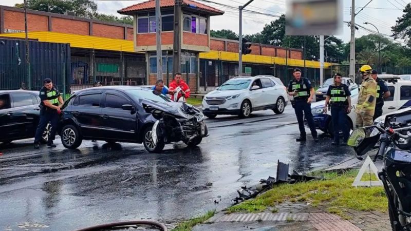 Acidente na Linha Verde deixa motociclista gravemente ferido.