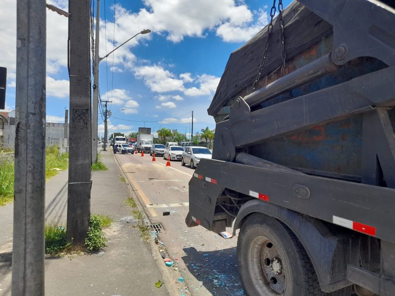 Congestionamento na BR-116 após colisão entre dois caminhões