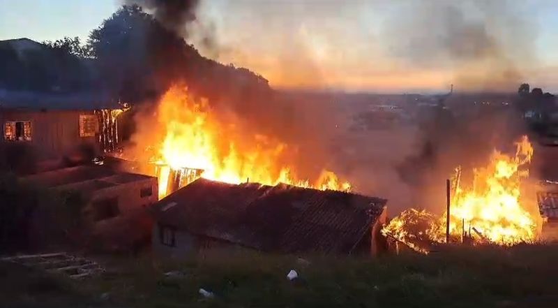 Incêndio no Parolin atinge cinco casas