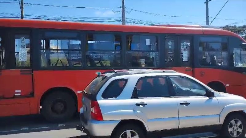 Motociclista cai e vai parar embaixo de um carro em Pinhais.