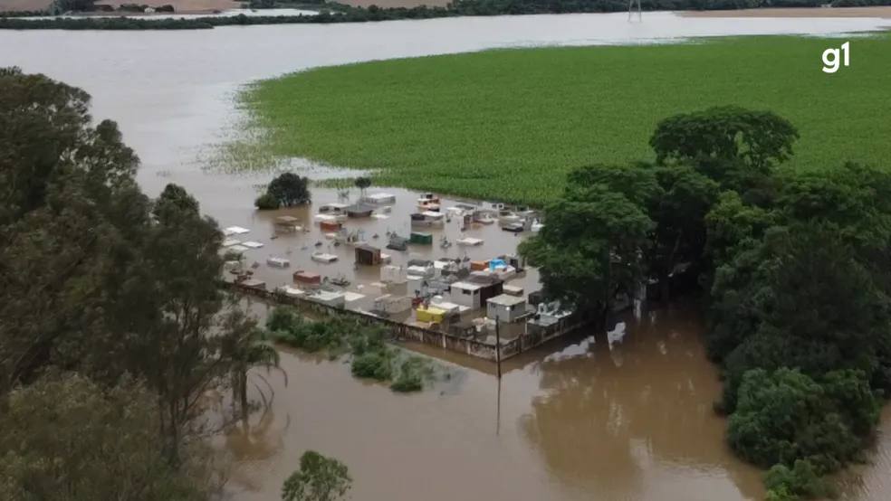 Conjunto de lojas pega fogo no Cabral em Curitiba