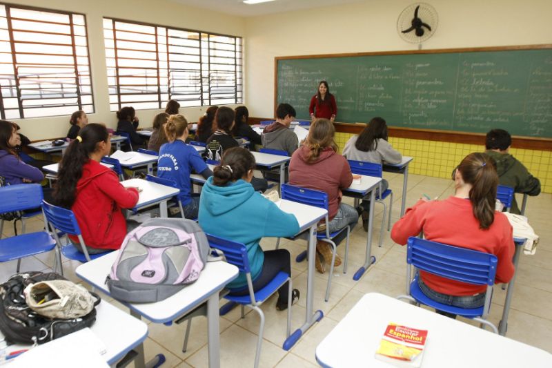 Leis estaduais auxiliam pais e alunos no Paraná no retorno às aulas