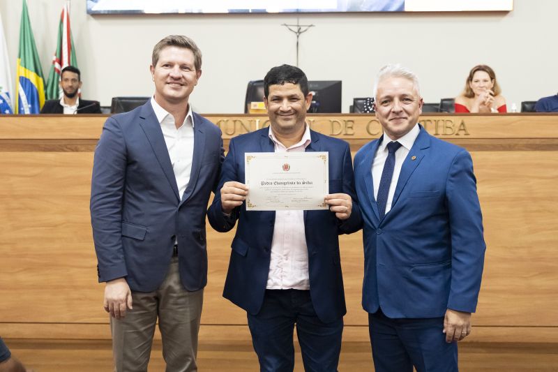 Equipe do Jornal O Repórter é homenageada pelo vereador Jornalista Márcio Barros