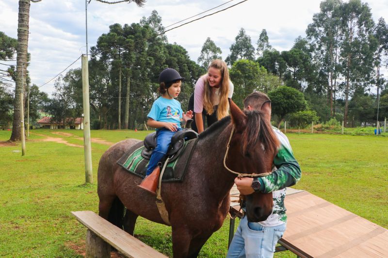 Mandirituba oferece equoterapia para crianças com autismo