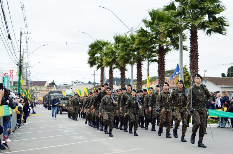 Contenda organiza Desfile Cívico Militar com ampla participação