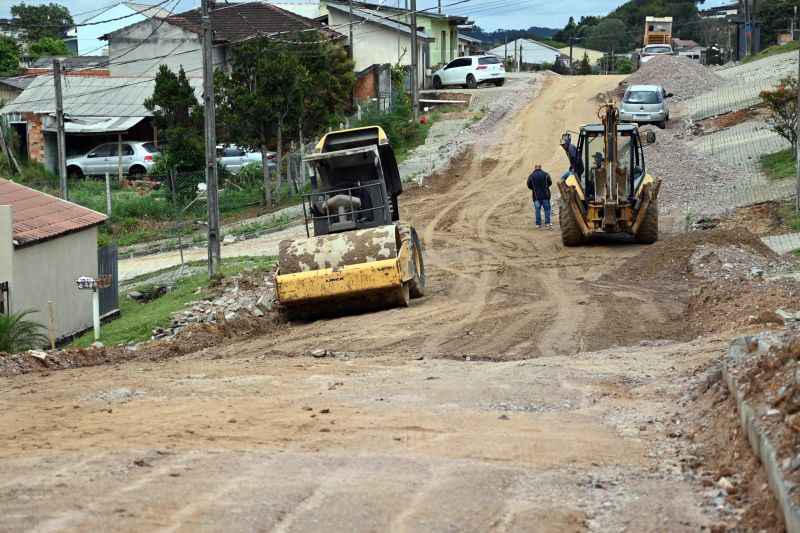 CONTENDA: Prefeitura pavimenta rua Maria do Carmo