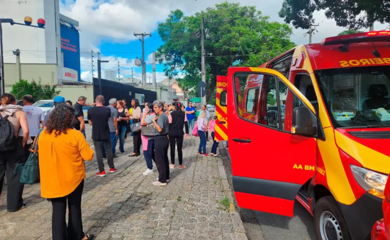 Incêndio atinge igreja no bairro Rebouças em Curitiba