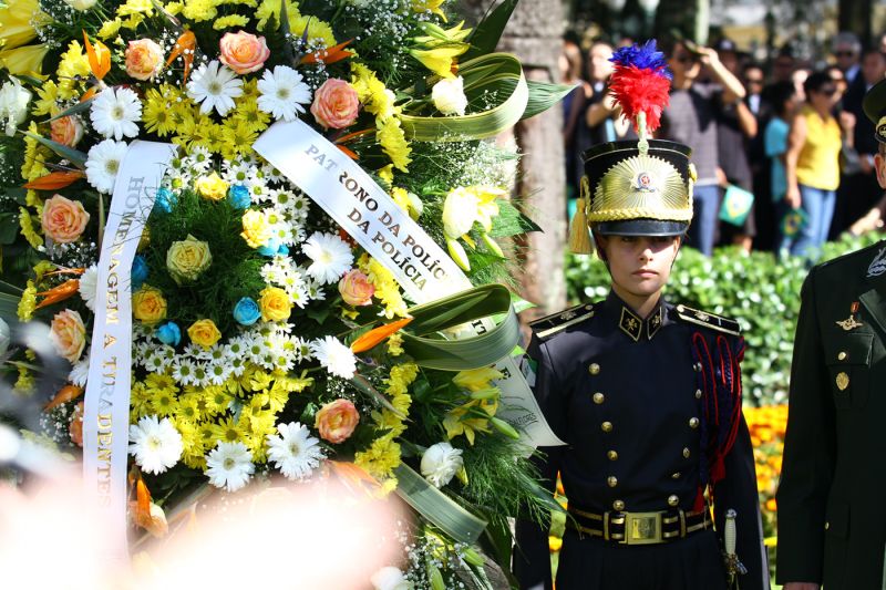 Solenidade ao Patrono das Polícias Militar e Civil do Brasil encanta público com desfile da tropa e homenagens na capital paranaense