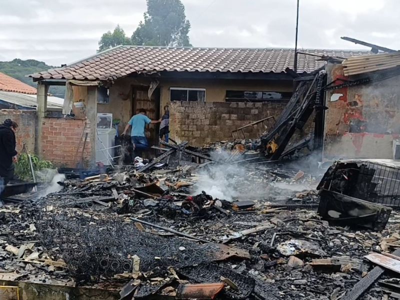 Casa pega fogo no bairro Veneza e moradores perdem tudo