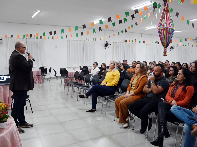 Contenda amplia a contratação de funcionários para educação