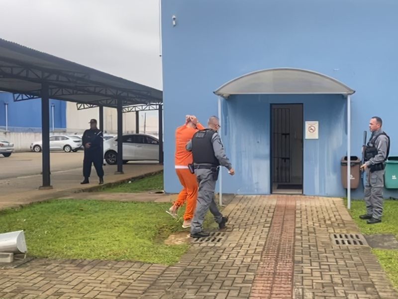 Motorista que atropelou Wesley chega ao fórum sob gritos de “Assassino”