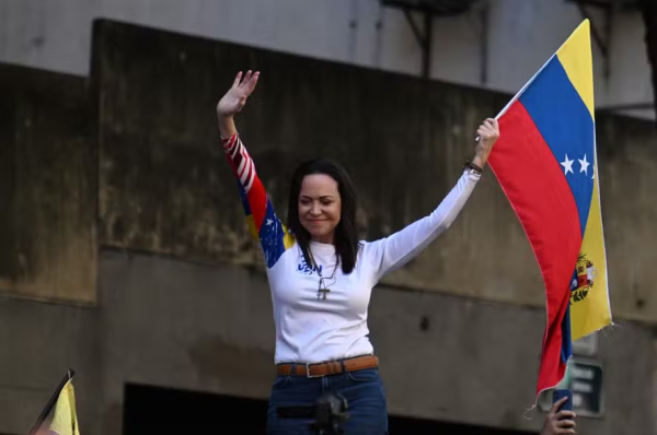 Mária Corina Machado: Líder da oposição venezuelana é alvo de ação durante manifestação contra Nicolás Maduro