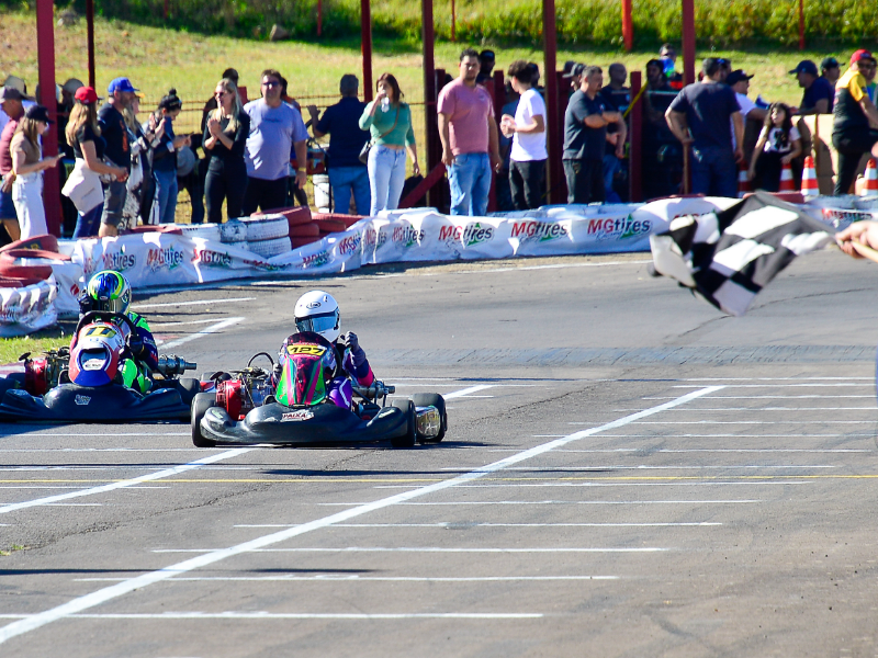 Orgulho de Fazenda Rio Grande: irmãos Weiss brilham no Gaúcho de Kart