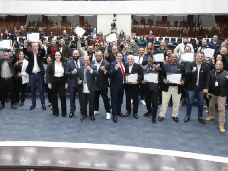 Nomes que fazem a história do boxe no Paraná são homenageados na Assembleia Legislativa